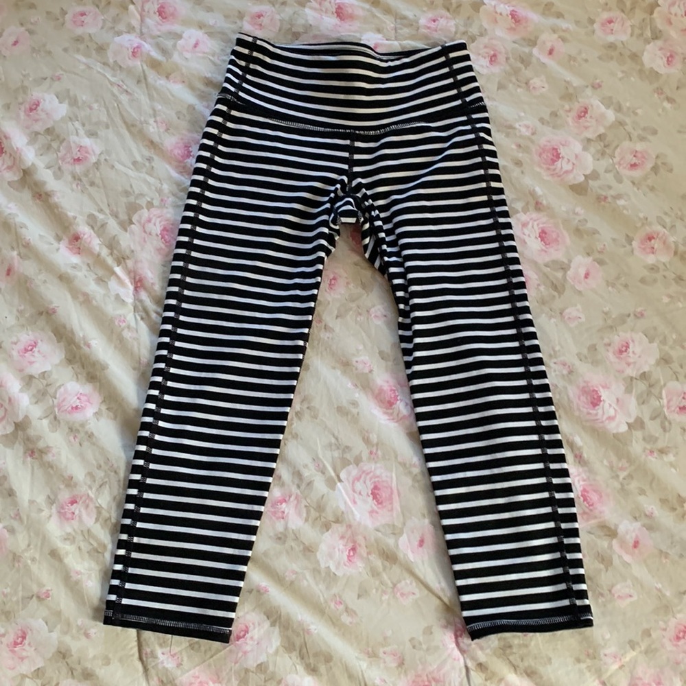 Athleta Cropped Leggings for Wednesday Addams or Lydia Deetz Beetlejuice Size XS